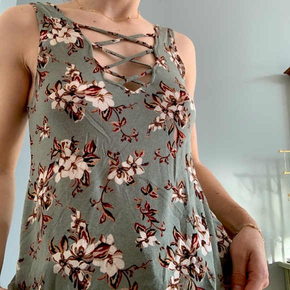 Floral printed cut out tank top - Picture 4 of 5